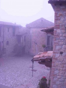 Canalicchio sotto la nebbia